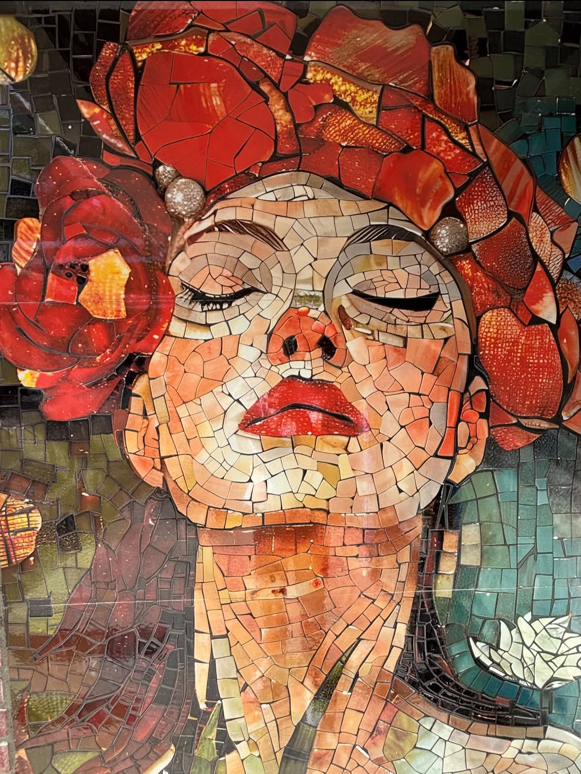 Portrait féminin de SIMONE en mosaïque, entouré de fleurs rouges et de feuillages sombres
